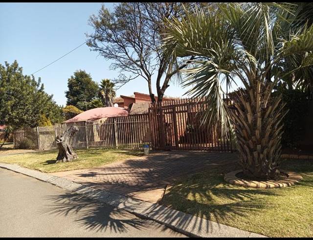 4 BEDROOM HOUSE FOR SALE IN GREENHILLS